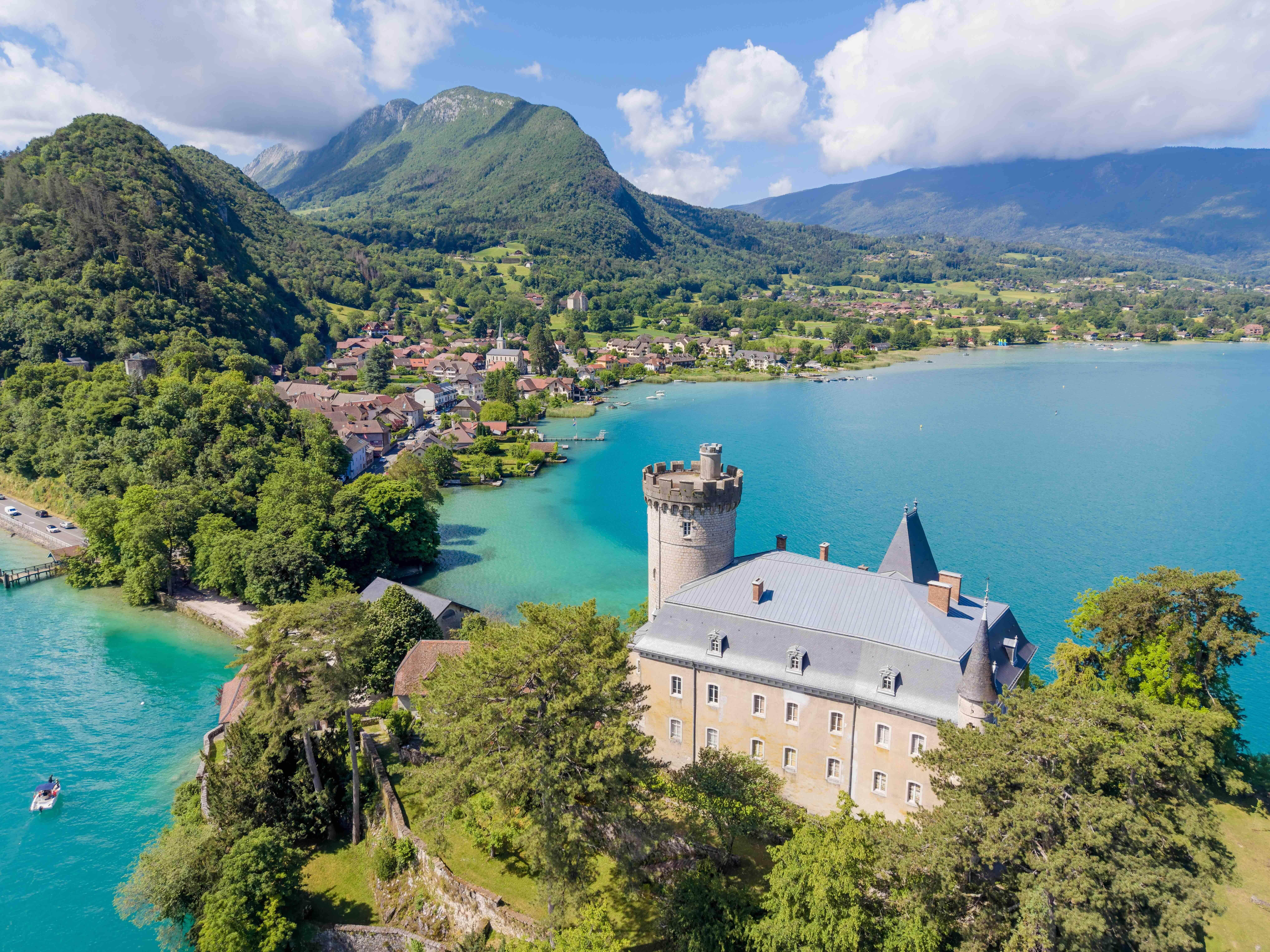 Le Chateau de Duingt et les Bauges © Chemin2Traverse Le Chateau de Duingt et les Bauges © Chemin2Traverse